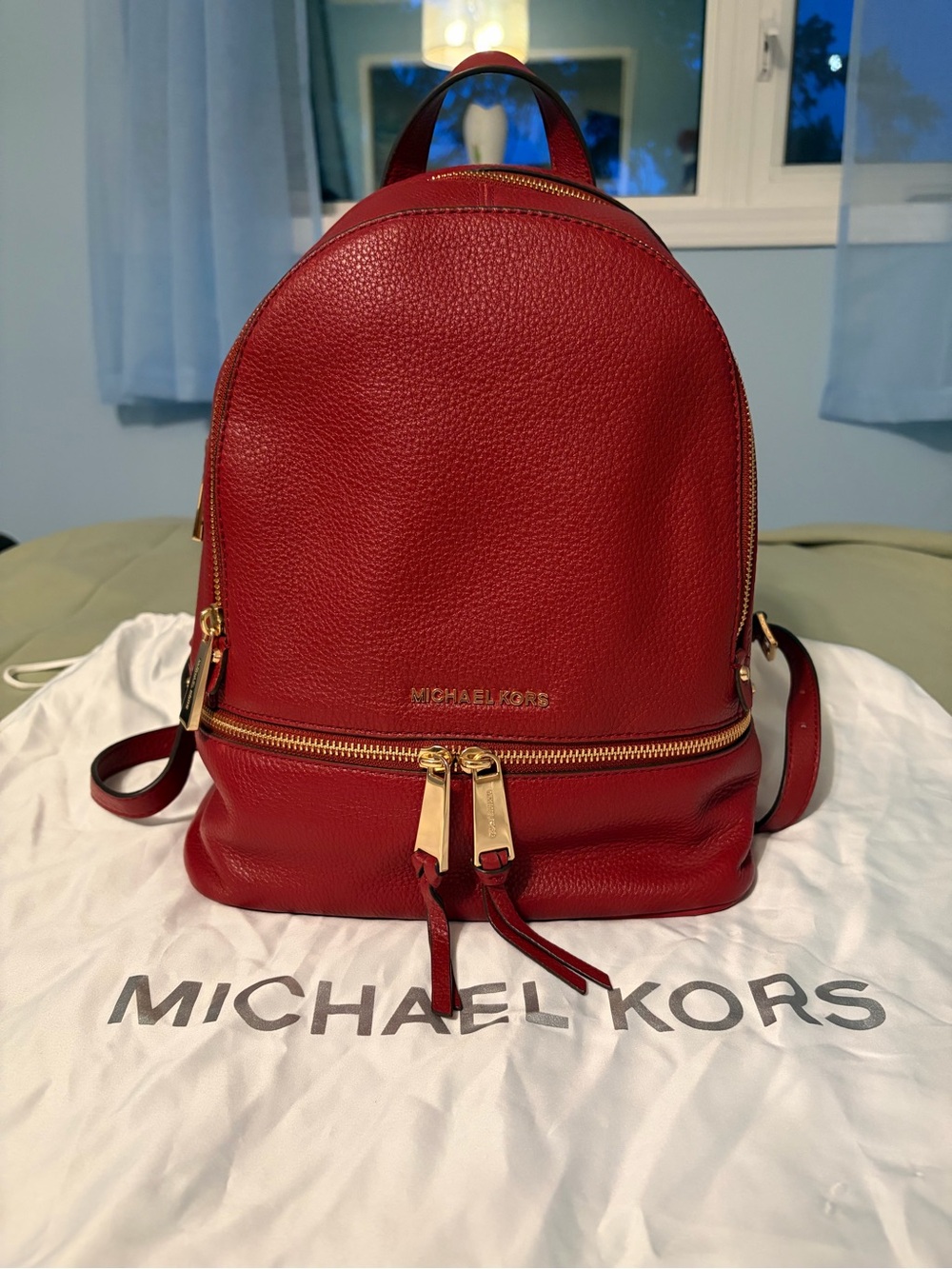 Michael kors pebbled leather medium backpack, great condition with duster bag!